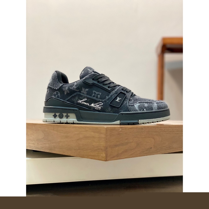 l**is V*t*n sneakers